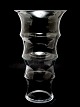 Holmegaard, Karen Blixen klar vase, designet af Anja Kjær i 2000. Vasens form er inspireret af ...