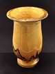 H A Kähler 
klokkeformet 
keramik vase 44 
x 30 cm. med 
urangul glasur 
og signeret HAK 
emne nr. 539370