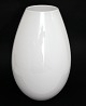 Holmegaard, Cocoon vase i stor størrelse hvid gennemført opaline glas. Designet af Peter Svarrer ...