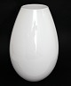Holmegaard, 
Cocoon vase i 
stor størrelse 
hvid gennemført 
opaline glas. 
Designet af 
Peter Svarrer 
...