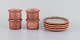 Stouby Keramik, Danmark, et sæt på fire små vaser og fire tallerkner.Håndlavet. Glasur i brune ...