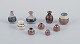 Stouby Keramik, Danmark, en samling på ni miniature keramikvaser med glasur i brune og ...