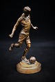 Fin , gammel 
detaljeret 
bronze figur af 
fodboldsspiller 
med en fin 
patina.
Højde: 13cm.
