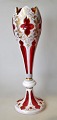Bøhmisk jugend 
vase i rødt 
glas med hvidt 
overfang, ca. 
1900. Med 
slibninger og 
...