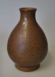 Michael Andersen vase i brunt stentøj, ca. 1900. Bornholm, Danmark. Stemplet. H.: 12 ...