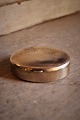 Old oval pill 
box (sweet 
tablets) in 
silver, 
stamped. 
H:1,6cm. 
L:5,8cm. 
Weight: 23,1 
grams.