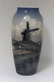 Dahl Jensen. 
Vase med Mølle 
motiv. Højde 
24,5 cm. Model 
8/98. (1 
sortering)