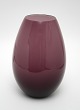 Holmegaard, Cocoon vase i mellemstørrelse lilla glas med hvid opaline indvendig. Designet af ...