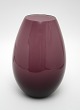 Holmegaard, 
Cocoon vase i 
mellemstørrelse 
lilla glas med 
hvid opaline 
indvendig. 
Designet af ...