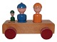 Kay Bojesen 
legetøj.
Familie på tur 
i vogn fra ca. 
1950-1960.
Længde 18 cm.
En figur ...
