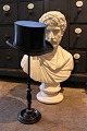 Gammel , 1800 
tals 
hatteholder i 
træ med velour 
knop i toppen 
med en rigtig 
fin patina. 
Højde: ...