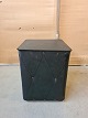 Vaskekurv i 
kunstlæder, fra 
1960erne.
Den har små 
brugsspor.
Højde 54cm 
Bredde 42cm 
Dybde 42cm