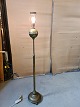 Standerlampe i 
metal, fra 
1910erne.
Den har 
brugsspor.
Højde 170cm 
Diameter på fod 
30cm