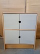 2 Delt skab i 
fineret 
bøgetræ, fra 
2000erne.
Det har 
brugsspor.
Højde 99cm 
Bredde 84cm 
Dybde 42cm