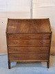 Chatol i 
fineret 
nødetræ, fra 
1950erne.
Det har 
brugsspor.
Højde 103cm 
Bredde 84cm 
Dybde 42cm