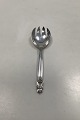 Georg Jensen 
Sterling Sølv 
Konge 
Serveringsgaffel 
No 116. 
Måler 20 cm / 
7 7/8 inch