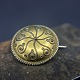 Diameter 2,3 
cm.
Flot rund 
broche med åben 
bagside fra 
1880erne.
Den er i guld 
double, og ...