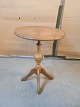 Lampebord i 
massivt egetræ, 
fra 1990erne.
Højde 57cm 
Diameter 44cm