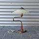 Messing 
bordlampe med 
patina. Lampen 
har svingarm og 
står med 
original skærm 
lavet af ...