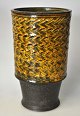 H. A. Kähler 
vase, design 
Nils Kähler, 
20. årh. 
Næstved, 
Danmark. 
Gul/brun glasur 
med ...