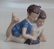 04 Lyngby figur 
04 "Dyrevenner" 
Dreng og pige 
med skilpadde 
12 x 15 cm. I 
hel og fin 
stand
 ...