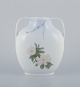 Royal 
Copenhagen, Art 
Nouveau vase 
med hanke.
Tidligt 
1900-tallet.
Model: 424/227
Perfekt ...