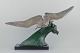 Kolossal skulptur efter Henry Lechesne (1811-1888). Fugl med udslåede vinger. Midt ...