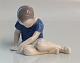 Bing & Grøndahl 
figur Siddende 
dreng Design 
Inge Plockros 
Irminger 12 cm
