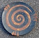 Toft, Trine 
(1964 - ) 
Danmark: Stort 
keramisk fad. 
Brune, gule og 
sorte glasurer. 
Signeret. ...