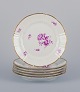 Bing & 
Grøndahl. Seks 
frokosttallerkner 
med 
blomsterdekorationer 
i purpur og 
guldkant. ...