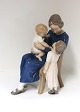 Bing & 
Grøndahl. 
Porcelænsfigur. 
Trio, mor med 
to børn. Model 
2262. Højde 20 
cm. (1 
sortering)