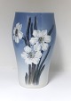 Royal 
Copenhagen. 
Vase med 
blomster motiv. 
Model 2778-65A. 
Højde 20,5 cm. 
(1 sortering)