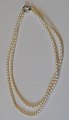 Dobbelt radet perlekæde, saltvandsperler, 20. årh. Med sølvlås. L.: 38 cm. og  44 cm.  