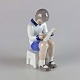 Figur af porcelæn af siddende pige med papir og blyant. No 2184Producent Bing & ...