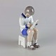 Figur af 
porcelæn af 
siddende pige 
med papir og 
blyant. No 2184
Producent Bing 
& ...