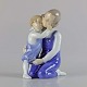 Figur i porcelæn af en ung pige og et barn som krammer. No 2250Producent Bing & ...