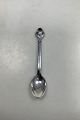 Evald Nielsen / 
Aage Weimar 
Sølv Kaffeske 
No 3. 
Måler 11,5cm / 
4.53 inch
Dekoreret med 
rød sten