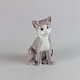 Figur i porcelæn med motiv af en siddende grå kat no 2515Producent Bing & Grøndahl2. ...