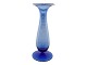 Holmegaard blå 
Balustra vase.
Designet af 
Michael Bang i 
1987.
Højde 25,4 cm.
Perfekt ...
