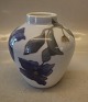 Art Nouveau 
180-902 Kgl. 
Vase med blå 
blomst 15 cm 
præ 1923  .  
fra  Royal 
Copenhagen I 
hel og ...