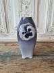 Royal Copenhagen Art Nouveau vase dekoreret med stedmoderblomster No. 900/240, 1. ...
