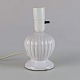 Bordlampe i 
hvidglaseret 
rillet keramik
Dansk design
Højde 17 cm 
Diameter 8,5 
cm