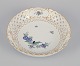 Meissen, 
Tyskland. 
Gennembrudt 
skål i porcelæn 
dekoreret ...