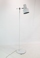 Standerlampe i hvidlakeret metal, model "Junior," designet af Jo Hammerborg og fremstillet for ...