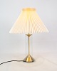 
Bordlampe i 
messing, model 
303b, er et 
smukt design af 
Aage Petersen 
for Le Klint, 
der ...