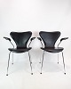 7'eren med armlæn og fuldpolstret læder er et klassisk design af Arne Jacobsen. Denne stol er ...