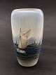 Royal 
Copenhagen Vase 
dekoreret med 
sejlbåd  
2609/1049      
1.sortering 
højde 23,5 cm. 
emne nr. ...