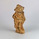 Figur af keramik der forestiller en mand med dolk og lang kappeDesign Thomas DamProducent ...
