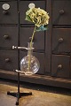 Gammel rå 
fransk 
"Laboratorie 
vase" bestående 
af råt jern 
stativ 
med glas kolbe 
til en enkelt 
...