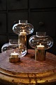 3 stk. messing fyrfads lysestager fra 70érne med glas top i 3 forskellig højde. Højde: 20,5cm. / ...